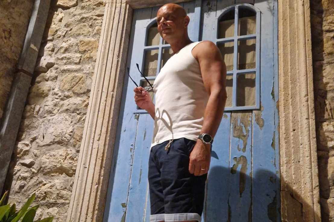 Sad i ja imam fotku kraj plavih vrata&nbsp;😎❤️