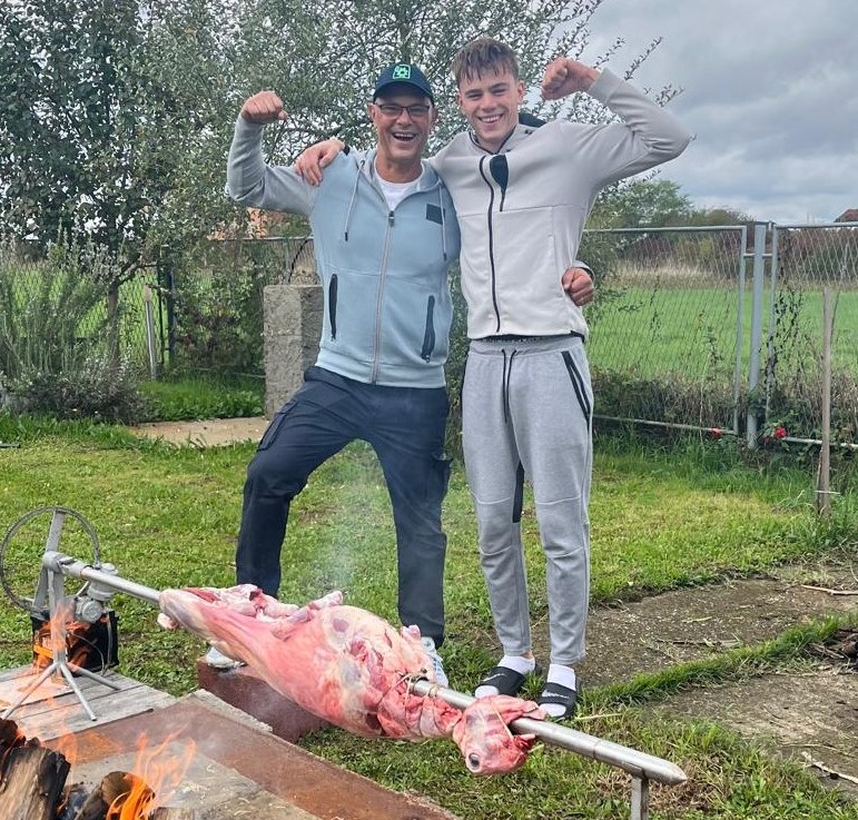 Sinčina i ja proslavili rođendane … po starinski 😎💪🤣